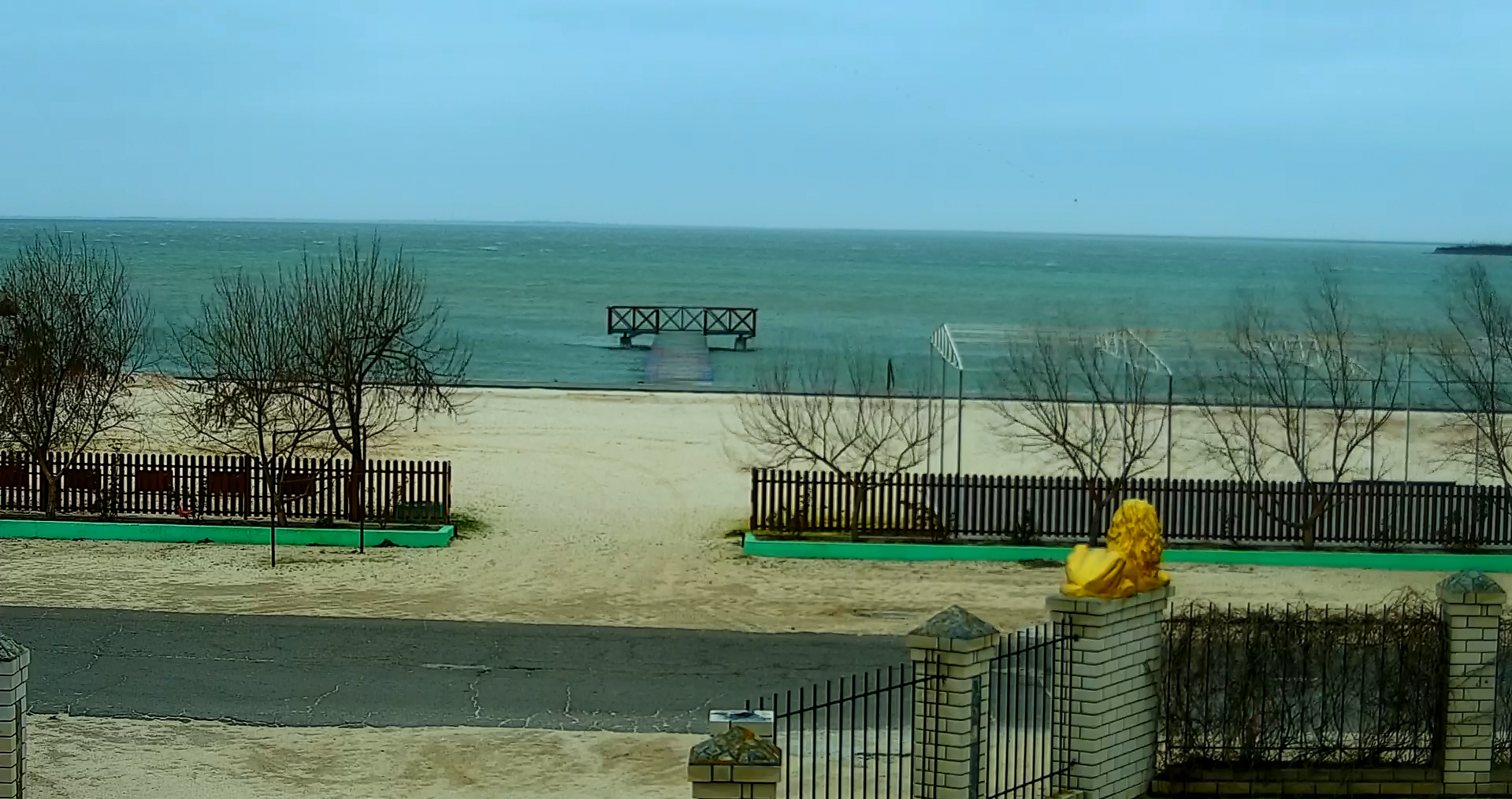 Затопило базы отдыха: в Кирилловке бушует сильный шторм (фото)