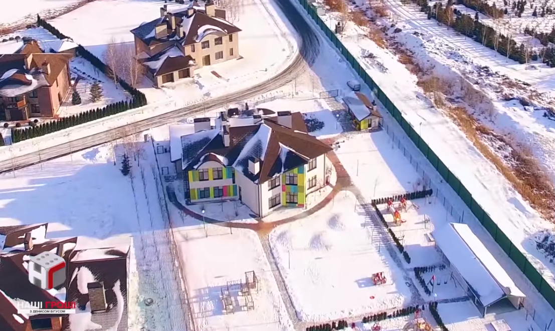 У топ-чиновника часів Януковича знайшли бізнес в центрі Києва і ціле містечко