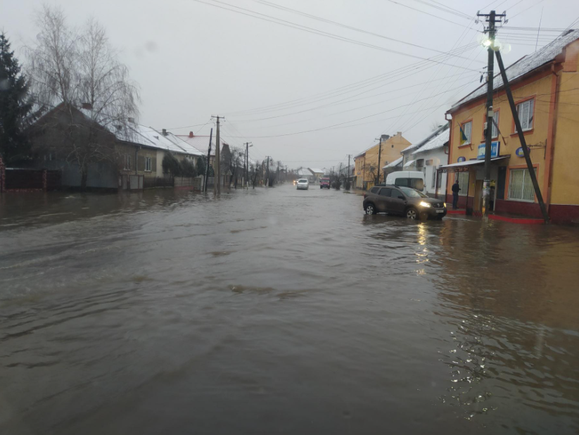 Украинское село из-за мощных ливней ушло под воду: видео последствий непогоды