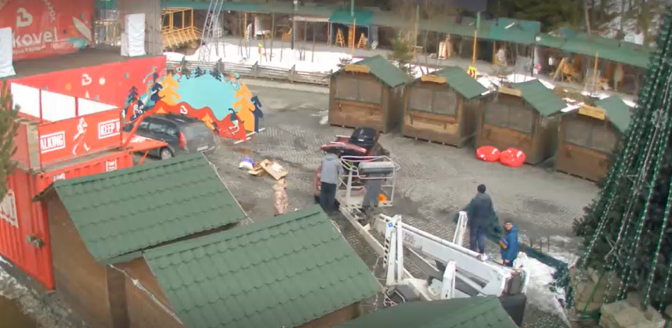 Що відбувається в закритому Буковелі: нові фото і відео спорожнілого курорту