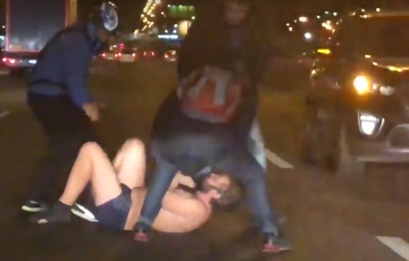 "Насилу встигла загальмувати": киянин в нижній білизні кидався під фуру (відео)