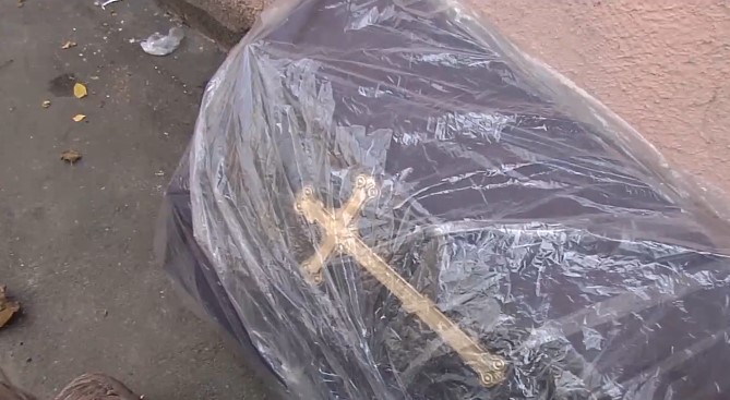 "Словно дикари": в Киеве скандал из-за выброшенного на улицу гроба