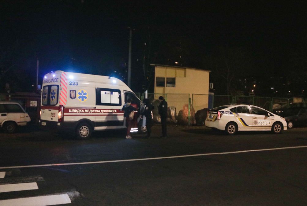 В Киеве на улице обстреляли и задули газом мужчину