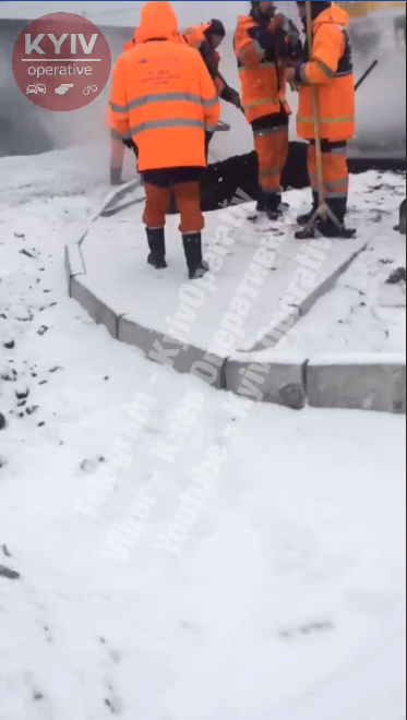 &quot;За асфальт вчера было оплачено&quot;: в сети шутят над ремонтом дорог в заснеженном Киеве