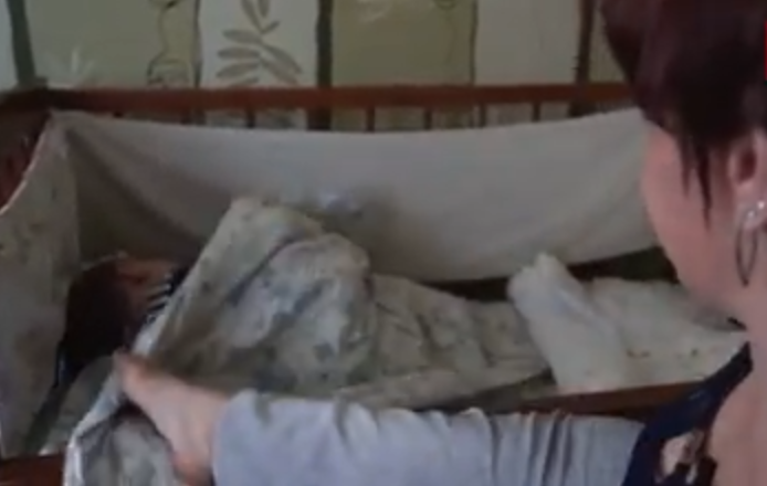 Нет ничего невозможного: украинка без рук воспитывает двоих детей (видео)