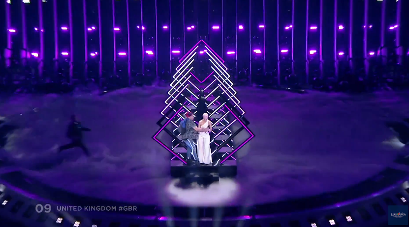 Вибіг на сцену: під час виступу Великої Британії на Євробаченні 2018 трапився конфуз