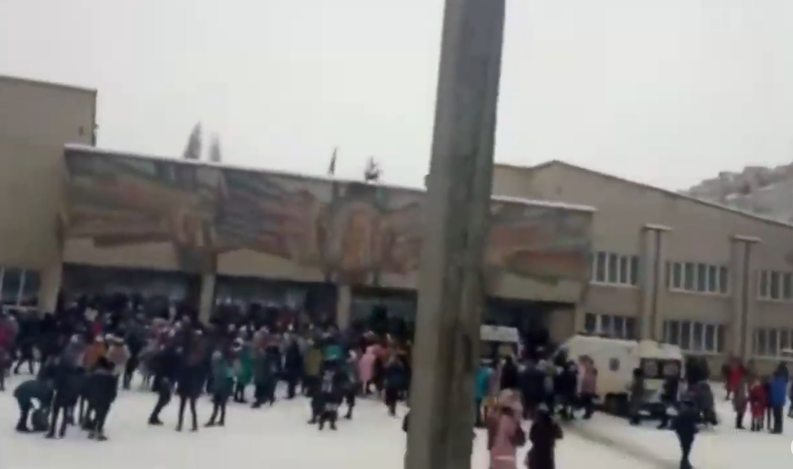 У Вінниці учениця розпилила газ в школі, 9 дітей постраждали (відео)