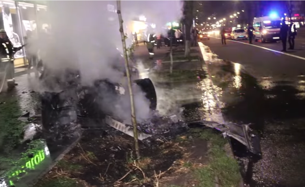 В центре Киева горящий Porsche Panamera поджег еще две иномарки