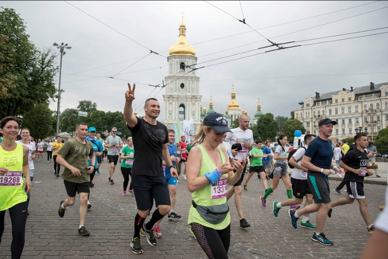 Пробіг під каштанами: Віталій Кличко відкрив 26-ту щорічну благодійну акцію