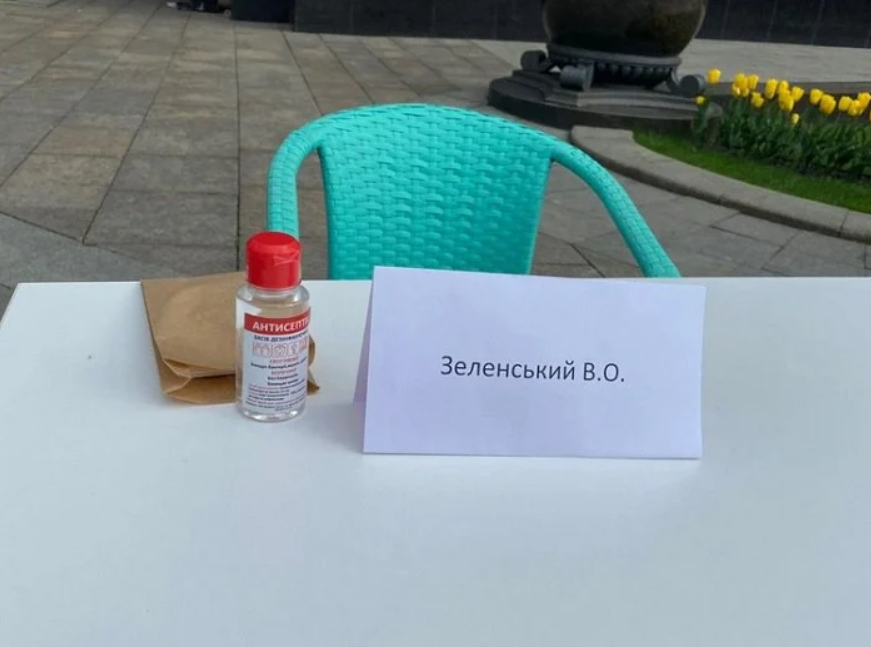 Під Офісом президента активісти "відкрили" ресторан: Зеленському залишили столик (відео)