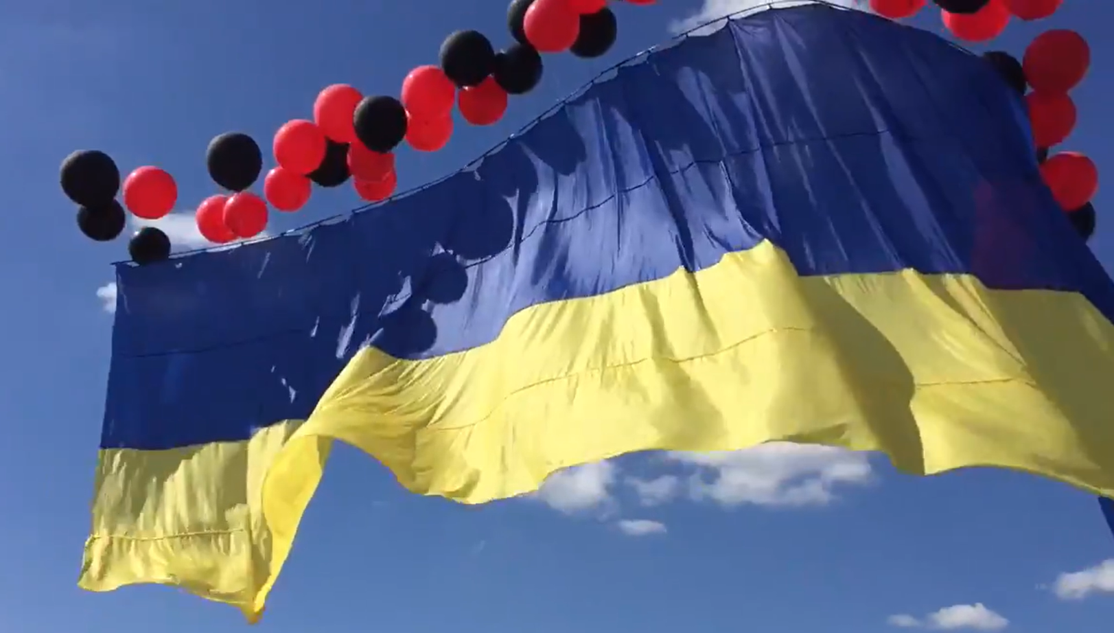 В Крим запустили гігантський прапор України на червоно-чорних кульках: відео та фото