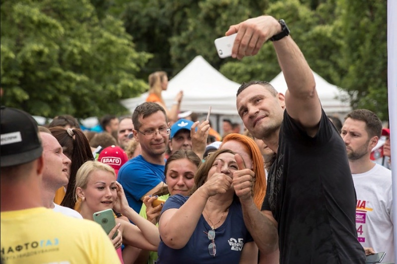 Пробіг під каштанами: Віталій Кличко відкрив 26-ту щорічну благодійну акцію