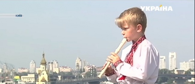 &quot;Не хватает десяти тысяч до мечты&quot;: журналист рассказал трогательную историю мальчика с флейтой, игравшего на улицах Киева