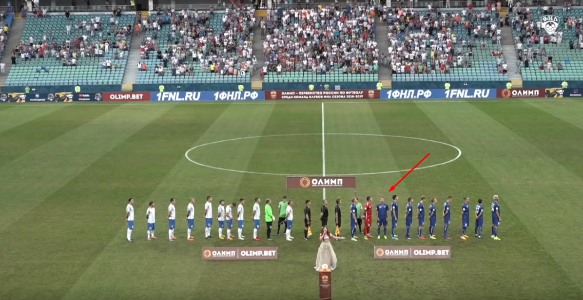 "Говорит, что молился": украинский футболист демонстративно отвернулся от российского флага под звуки гимна РФ