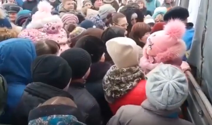 "Тиснява, крики і сльози": як росіянам безкоштовні цукерки роздавали (епічне відео)