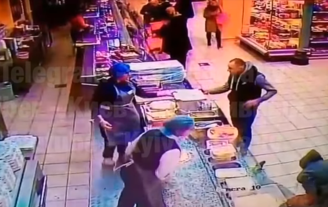 С одного удара: в киевском супермаркете убили парня (видео)