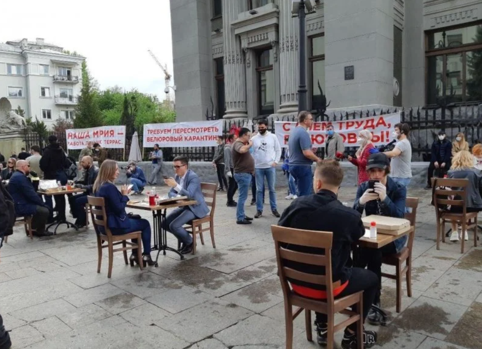 Під Офісом президента активісти "відкрили" ресторан: Зеленському залишили столик (відео)
