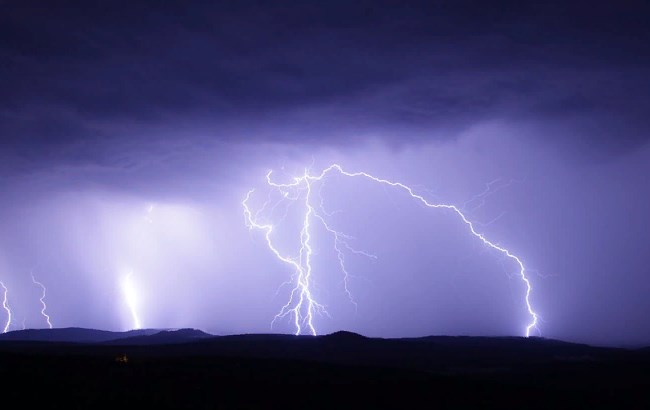 Оголошено грозове попередження: в яких областях очікується гроза та сильний вітер