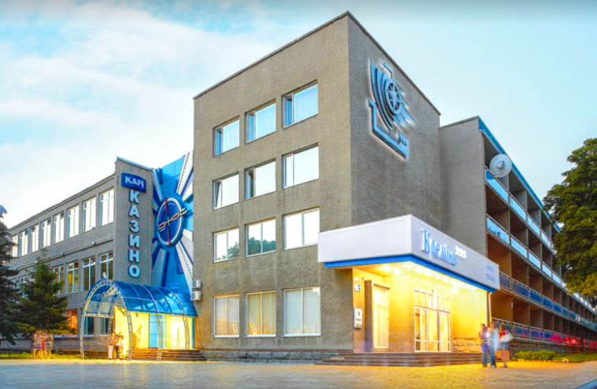 Разорванное ухо и перелом руки: охранник ночного клуба жестоко избил парня