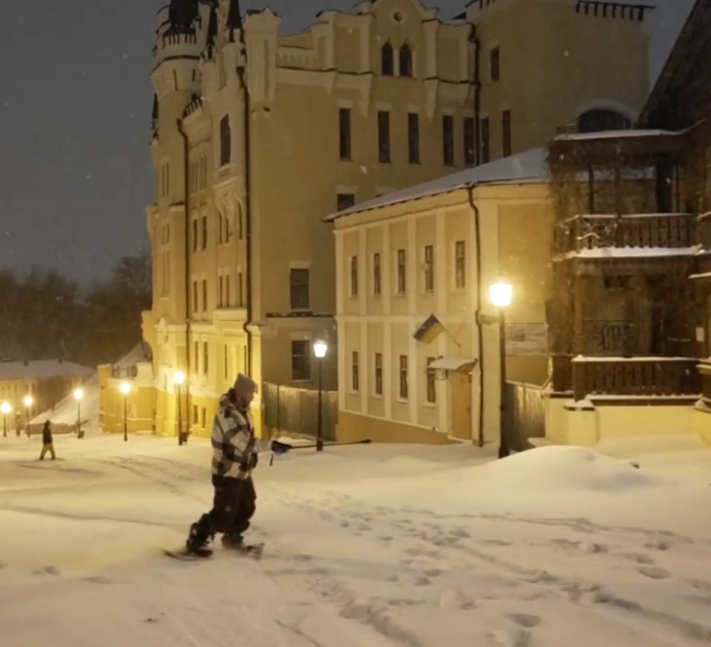 Зачем ехать в Карпаты? Видео со сноубордистами в центре Киева восхитило украинцев
