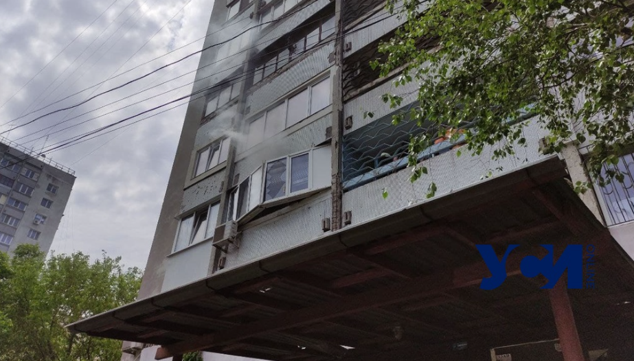 В Одесі в багатоповерхівці прогримів вибух і почалася пожежа: навіть вікна вилетіли (фото)