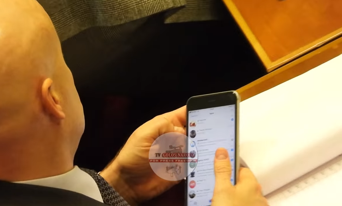 Нардепа зловили на перегляді пікантного відео в Раді