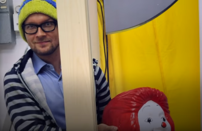 Распятие с клоуном McJesus: в Израиле разгорелся скандал (видео)