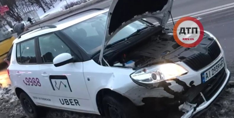 &quot;Уснул за рулем&quot;: в Киеве таксист вылетел на тротуар (видео)