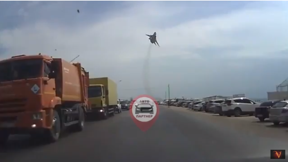 &quot;Пугаете?&quot; Над детским курортом в Крыму летали военные истребители (фото)