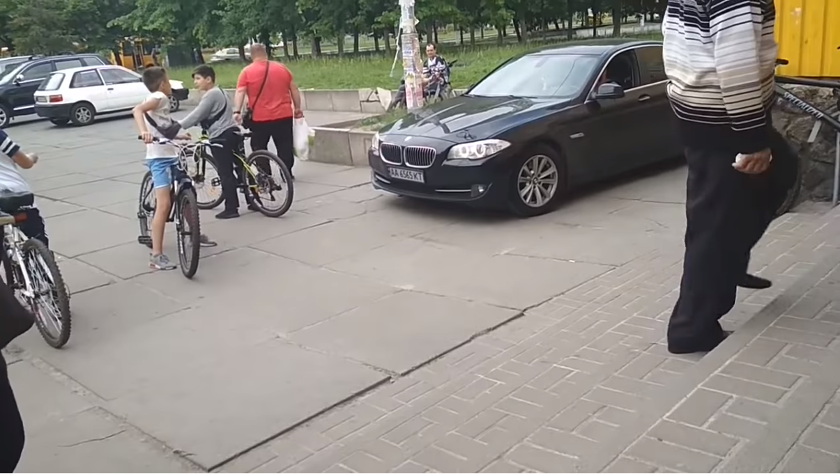 Ребенок учил владельца БМВ ездить по правилам