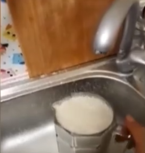 В селе в Харьковской области из кранов течет &quot;молоко&quot;