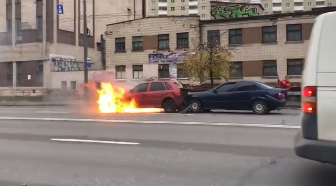 "Жуть": в Киеве после аварии вспыхнул автомобиль