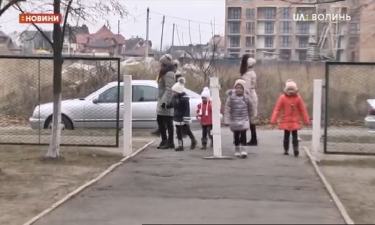 У Луцьку школи та садочки вирішили зробити платними для сільських дітей