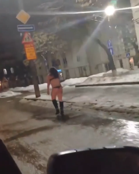 В центре Кропивницкого гуляла девушка без одежды (видео)