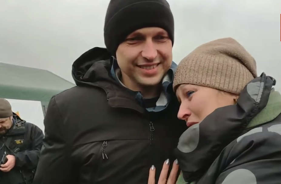 Сльози радості: з'явилося зворушливе відео зустрічі звільненого з полону з матір'ю