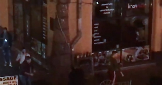 "У хід пішли "розочки" та пістолет": у центрі Києва сталася масова бійка (відео)