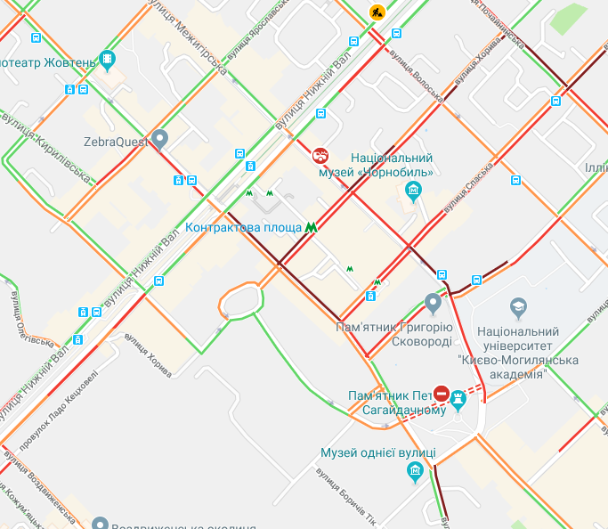 Движение заблокировано: в центре Киева сошел с рельс трамвай (фото)