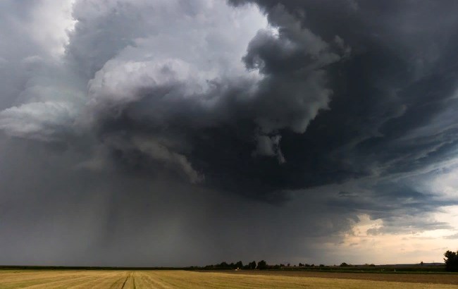 Оголошено грозове попередження: в яких областях очікується гроза та сильний вітер