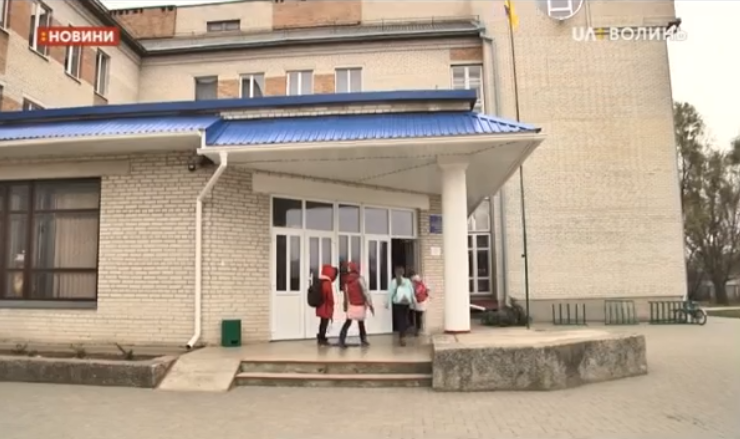 У Луцьку школи та садочки вирішили зробити платними для сільських дітей