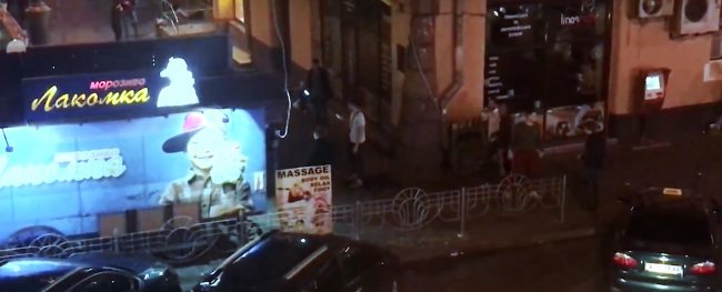 "У хід пішли "розочки" та пістолет": у центрі Києва сталася масова бійка (відео)