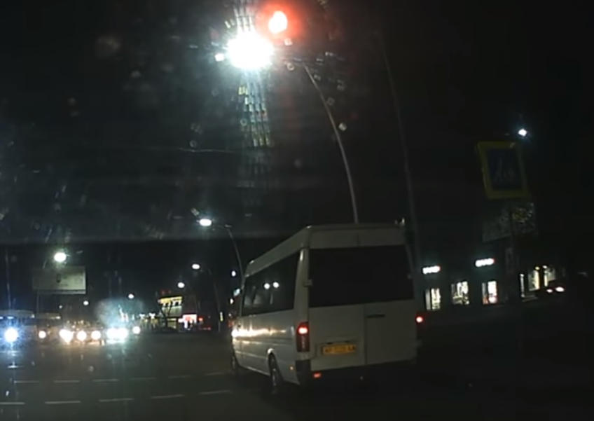 "Там же люди!": маршрутник "прокрався" на червоний на небезпечному перехресті (відео)