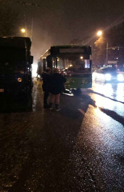 "Обожглись искрами": в Харькове загорелся троллейбус с пассажирами (видео)