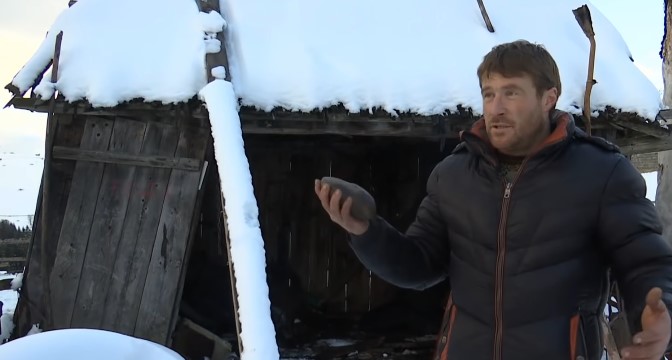 "Аж уши заложило": на гараж украинца "приземлился" метеорит