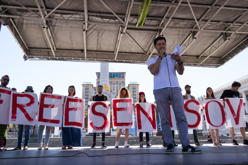 "Поддержка придает ему сил": на Майдане устроили флешмоб в поддержку Сенцова (видео)