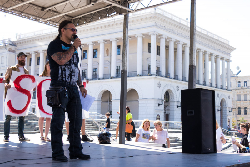 "Поддержка придает ему сил": на Майдане устроили флешмоб в поддержку Сенцова (видео)