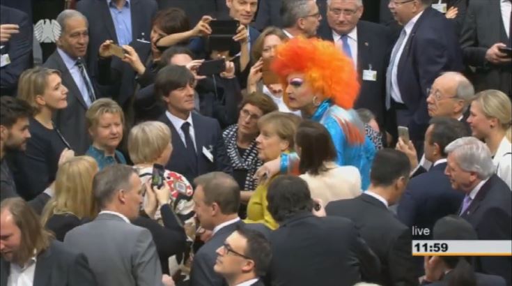 Перелякана Меркель в обіймах травесті-діви підкорює мережу