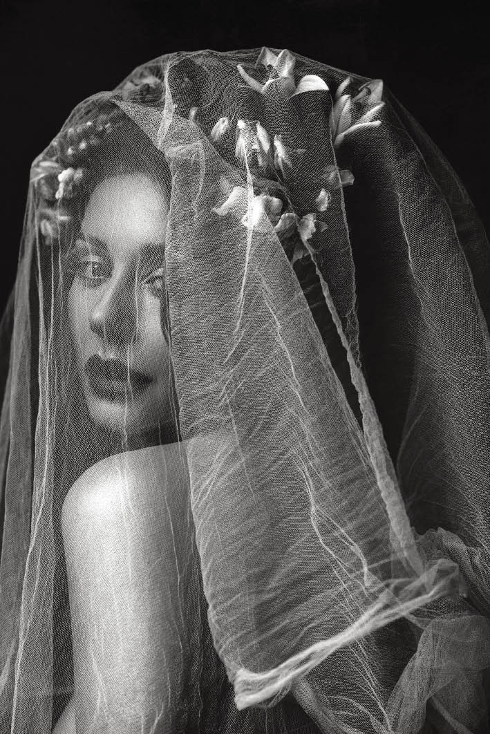 Цветочная нимфа Тина Кароль показала фото в стиле известного художника