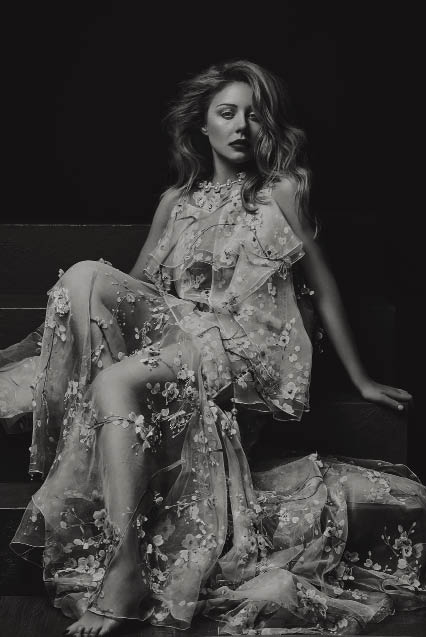 Цветочная нимфа Тина Кароль показала фото в стиле известного художника