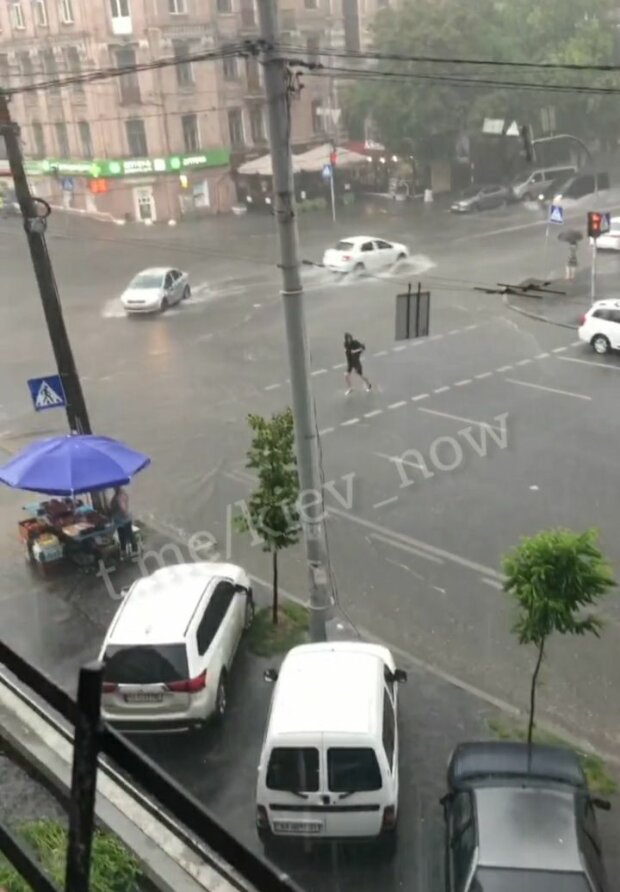 Киев ушел под воду после очередного ливня: фото и видео