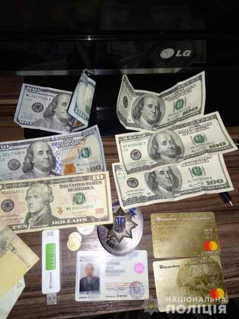 В Тернополі на вокзалі поліцейські грабували та шантажували пасажирів